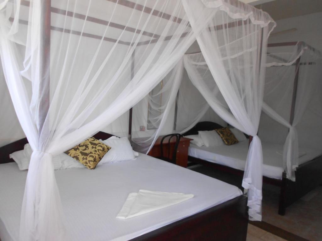 Postel nebo postele na pokoji v ubytování Wijenayake's - Beach Haven Guest House - Galle Fort