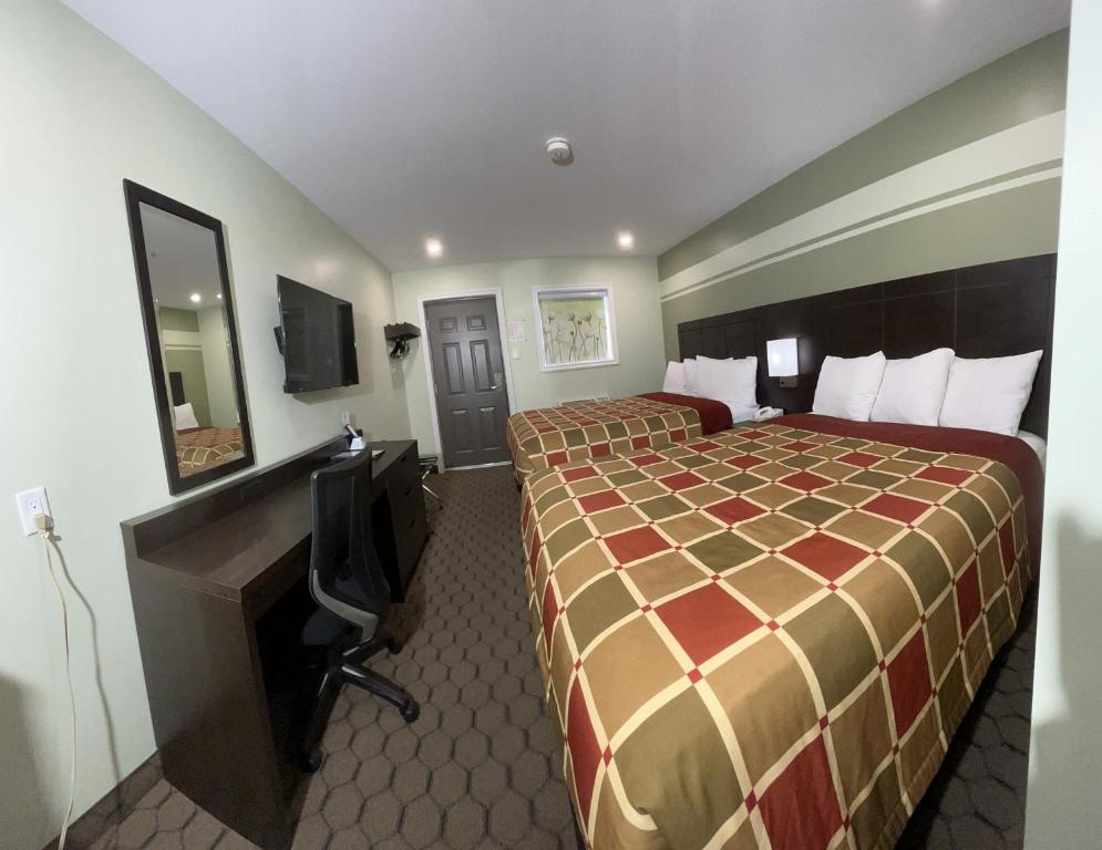 Кровать или кровати в номере Budget Inn