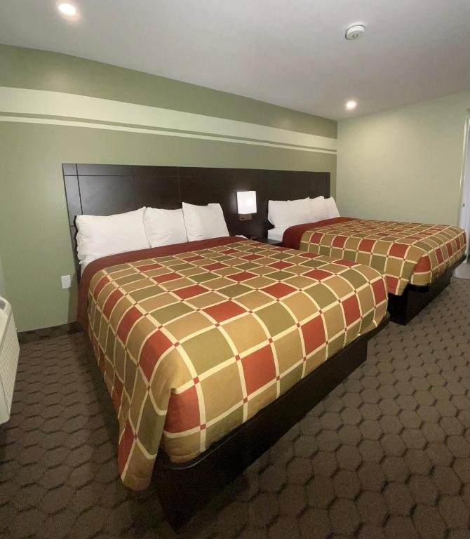 Кровать или кровати в номере Budget Inn