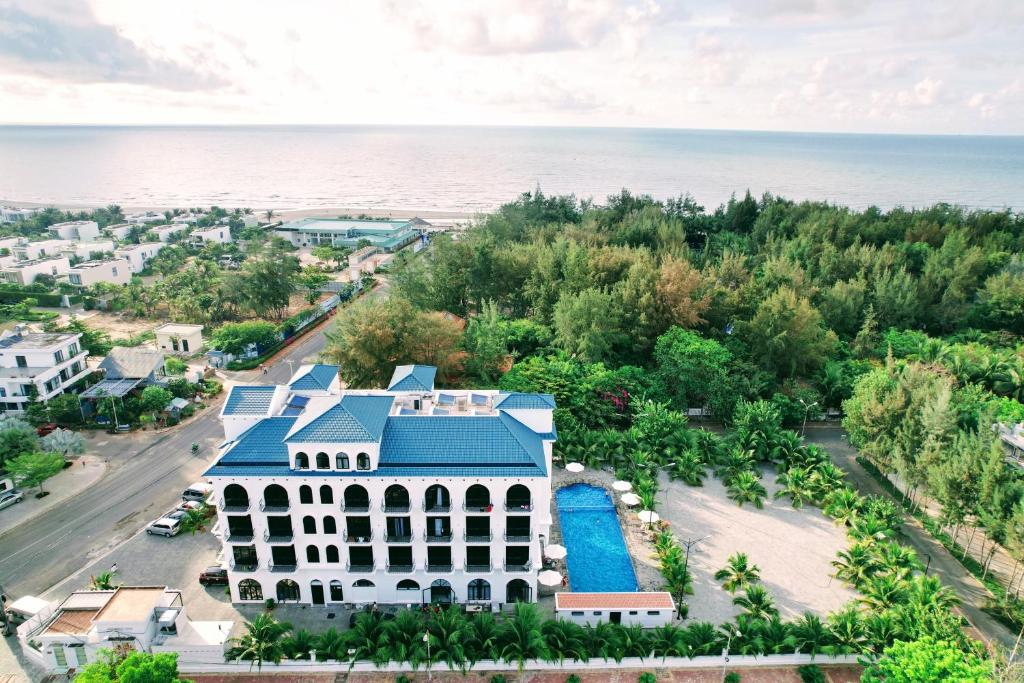 widok z powietrza na biały budynek z niebieskim dachem w obiekcie Hafi Beach Hotel w mieście Vung Tau