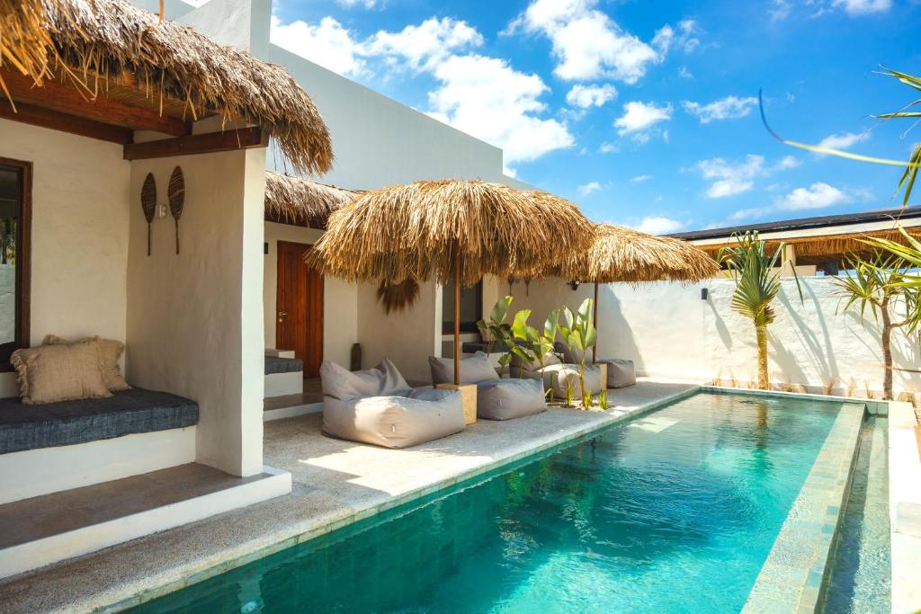 Bazén v ubytování Amber Lombok Beach Resort nebo v jeho okolí