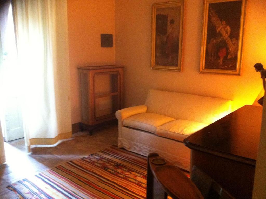 Posedenie v ubytovaní Casa la Carrubbazza