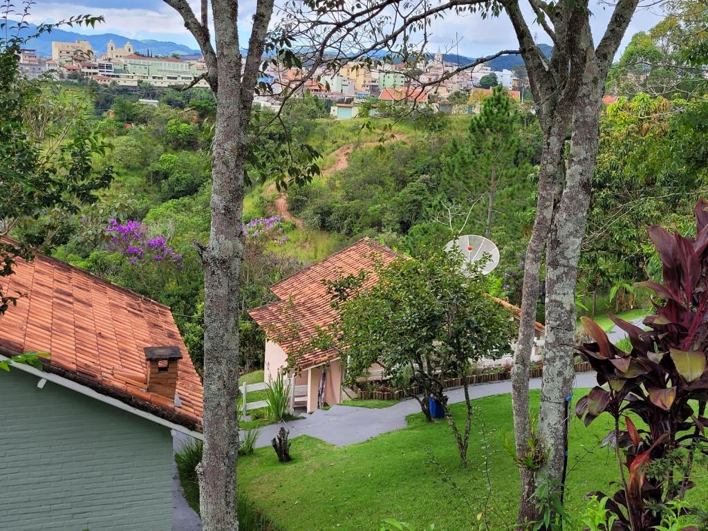 an aerial view of a house with trees at Pousada Recanto João de Barro in Cunha