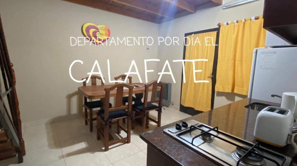 een keuken met een tafel en stoelen in een kamer bij lavanda I in El Calafate