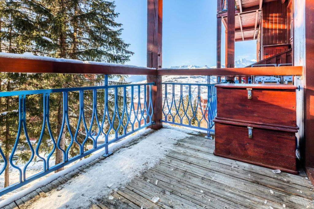 d'un balcon en bois avec une commode. dans l'établissement Résidences quartier Charmettoger - maeva Home - 2 Pièces 6 Personnes Budget MAE-3507, à Arc 1800