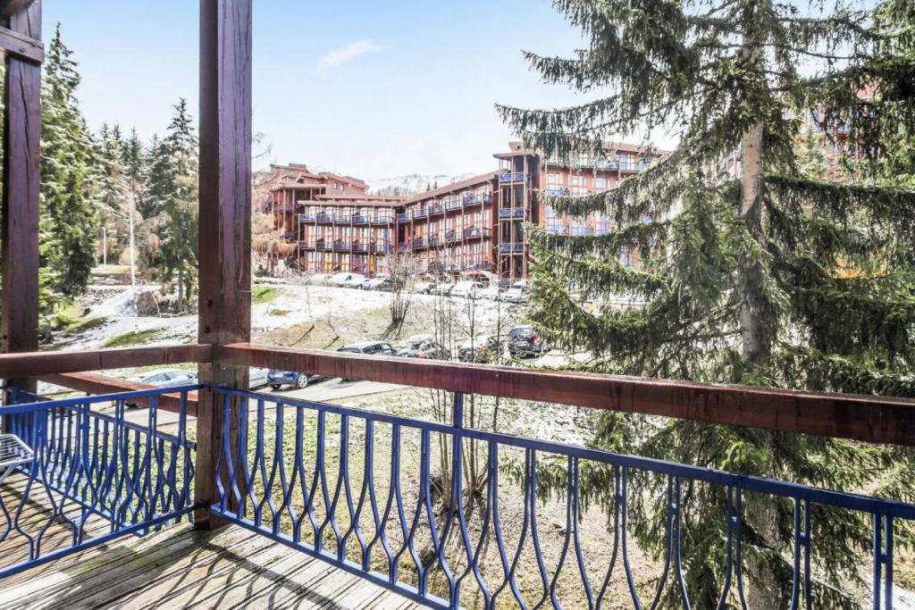 un balcon avec vue sur un immeuble dans l'établissement Résidences quartier Charmettoger - maeva Home - Grand studio duplex 5 personnes Budget MAE-4995, à Arc 1800