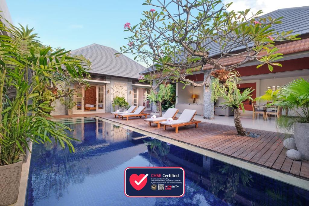 ein Bild einer Villa mit einem Pool in der Unterkunft The Wolas Villas in Seminyak