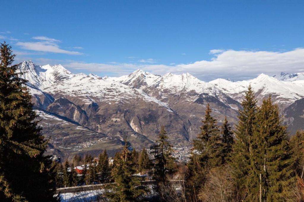 - une vue sur une chaîne de montagnes avec des montagnes enneigées dans l'établissement Résidence Le Roselend - maeva Home - Appartement 2 Pièces 6 Personnes - Sélection MAE-6508, à Bourg-Saint-Maurice