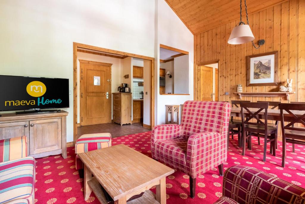 un salon avec une table et des chaises dans l'établissement Résidence Les Arcs 1950 Le Village - maeva Home - Appartement 3 Pièces 6 Personnes - Prestige MAE-6614, à Bourg-Saint-Maurice