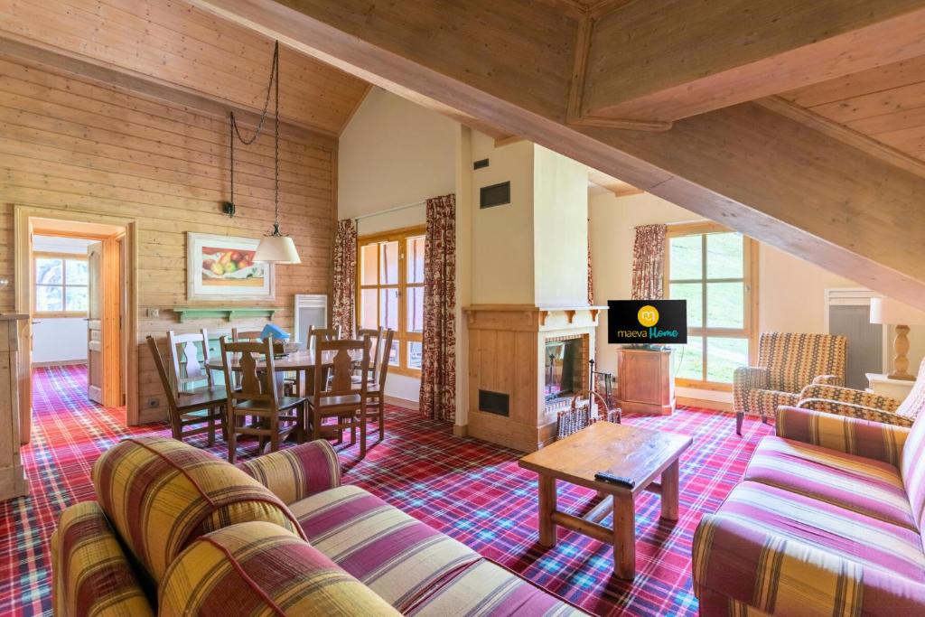 un salon avec un canapé et une table dans l'établissement Résidence Les Arcs 1950 Le Village - maeva Home - Appartement 4 pièces 8 personnes - Prestige MAE-9724, à Bourg-Saint-Maurice
