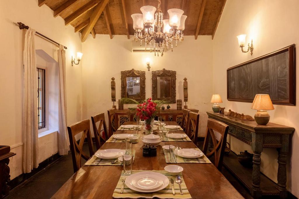 Restaurace v ubytování StayVista at Terra Rosa - Pet Friendly Villa
