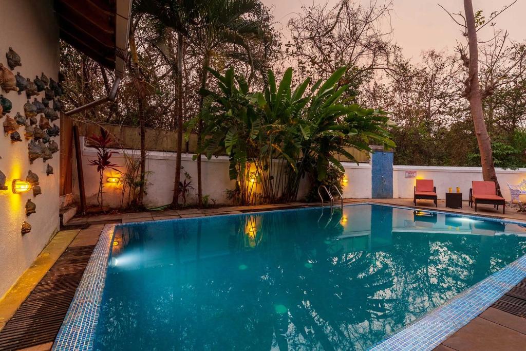Bazén v ubytování StayVista at Terra Rosa - Pet Friendly Villa nebo v jeho okolí