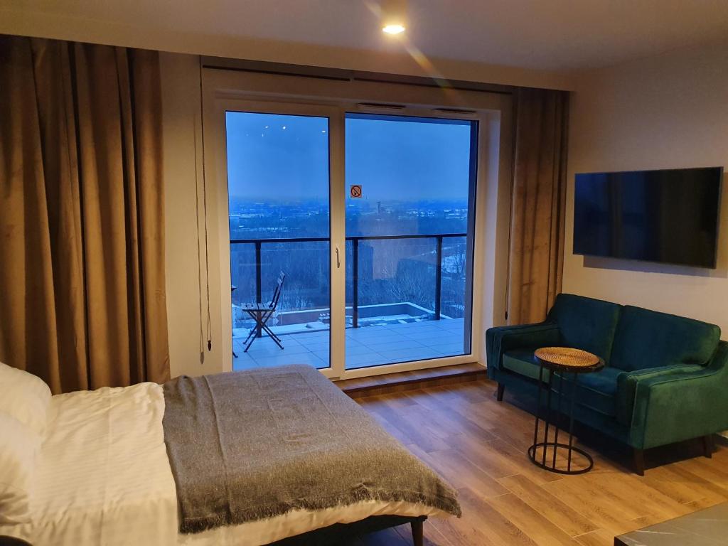 APARTAMENT W CHMURACH- 15 PIĘTRO OSIEDLE TYSIĄCLECIA- parking w hali garażowej, wielki taras z widokiem na zachód słońca - 17