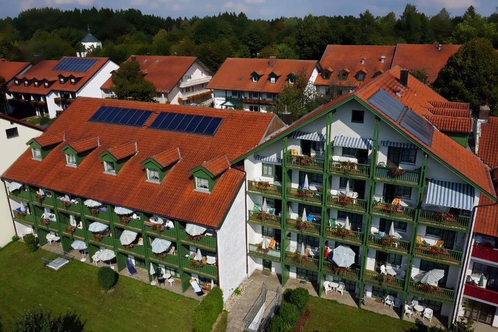 une vue de tête d'un bâtiment avec des panneaux solaires sur ses toits dans l'établissement Sonnleiten-Rupert, à Bad Griesbach im Rottal