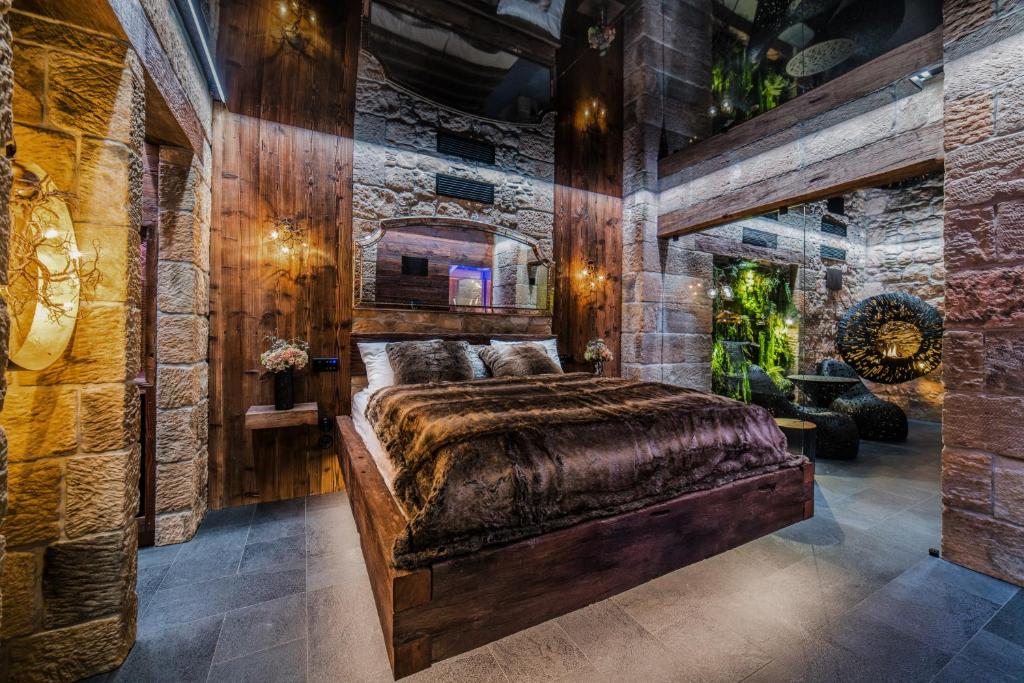 A bed or beds in a room at RESORT KOVÁRNA - Frýdštejn - stylové ubytování, luxusní wellness, zážitková restaurace