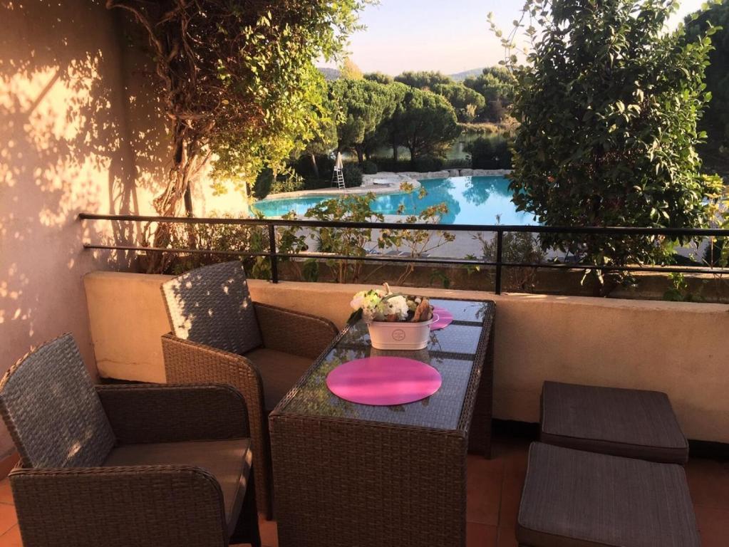 eine Terrasse mit einem Tisch mit rosa Platte in der Unterkunft Village Pont Royal en Provence - maeva Home - Appartement cosy 2 Pièces 7 Perso in Mallemort