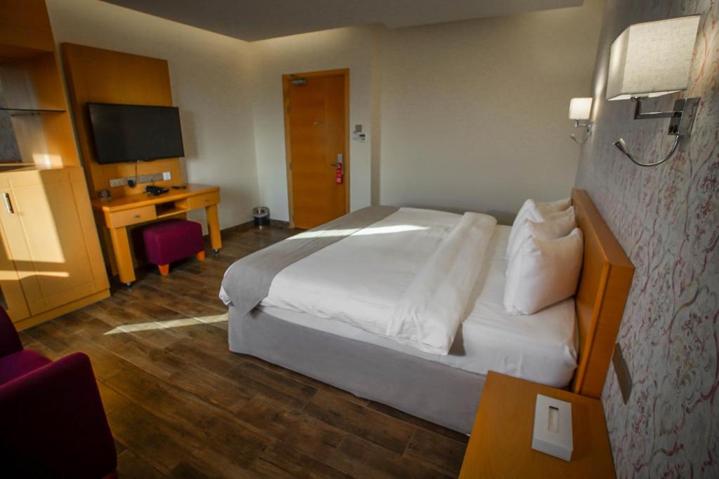 Postel nebo postele na pokoji v ubytování Sama Muscat Hotel