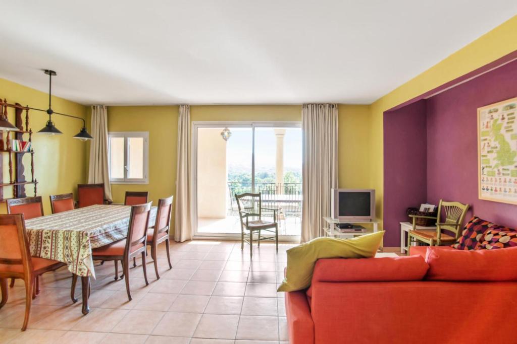 - un salon avec un canapé et une salle à manger dans l'établissement Village Pont Royal en Provence - maeva Home - Appartement 4 pièces 7 personnes, à Mallemort