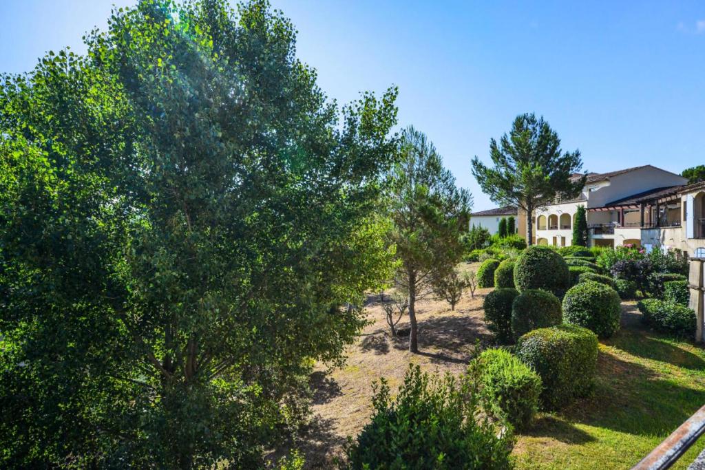 une vue aérienne sur une cour plantée d'arbres et de buissons dans l'établissement Village Pont Royal en Provence - maeva Home - Studio 4 personnes - Confort MAE-2907, à Mallemort