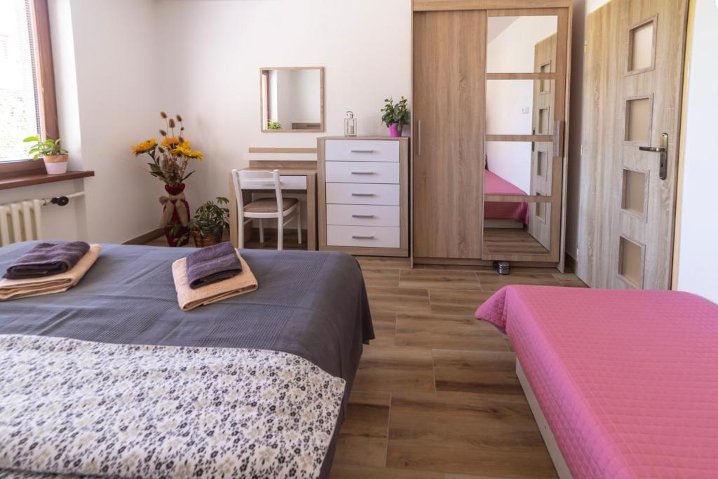 una camera da letto con due letti e una scrivania di Ubytování U Vávrů a Jižná