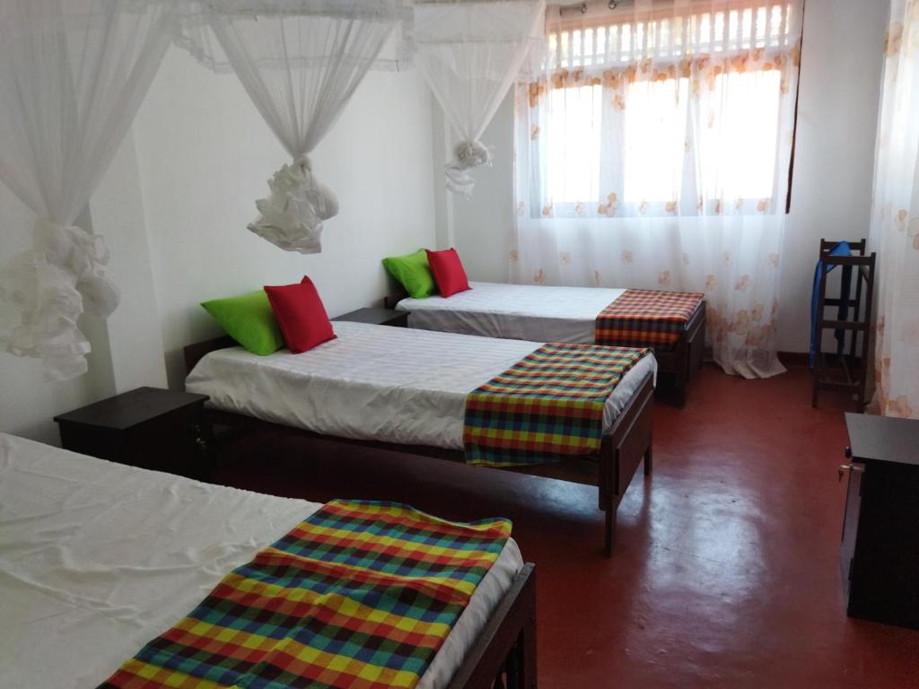 um quarto com duas camas e dois repousa-pés em 7 guest 3room apartment em Matara