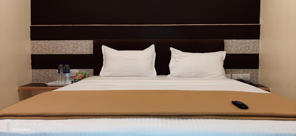 Postel nebo postele na pokoji v ubytování Madurai Grands Inn