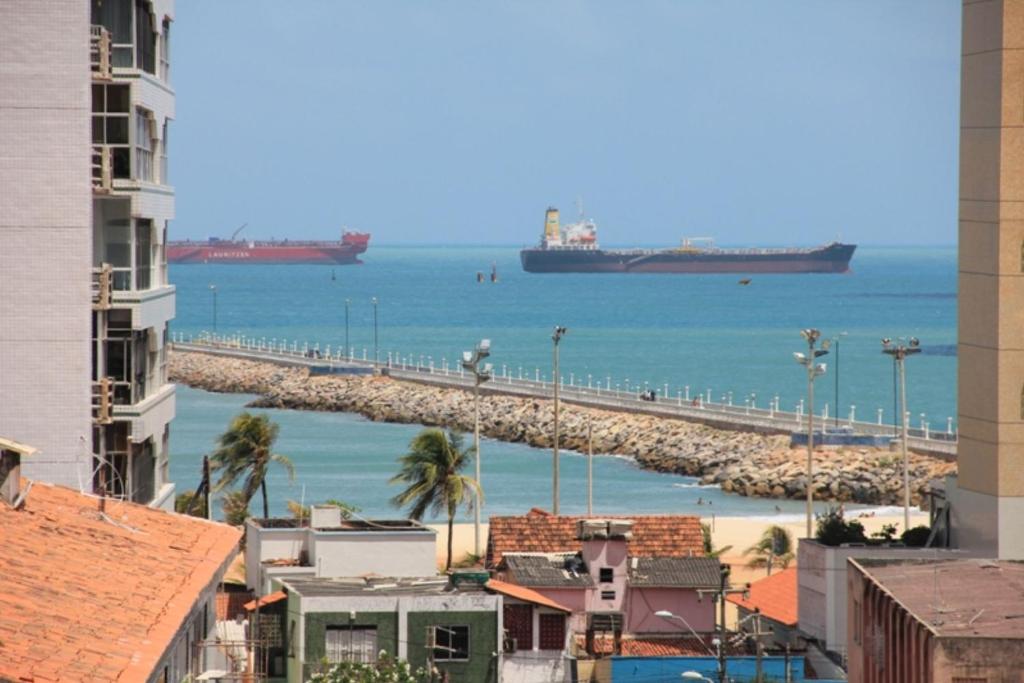 uma vista para um porto com dois navios na água em Residencial Santa Lucia em Fortaleza