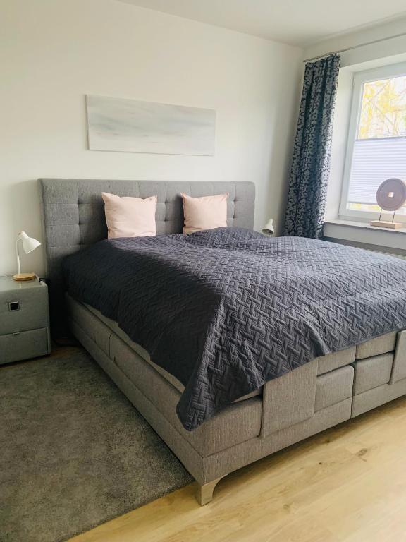 Giường trong phòng chung tại Skandi-Home Wohnung ruhige Lage NEU - Düsseldorf Nord