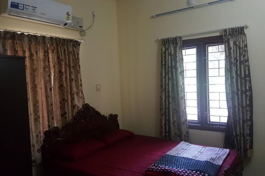 Llit o llits en una habitació de Christa Homestay, AC,near A.J. Hospital, Mangalore