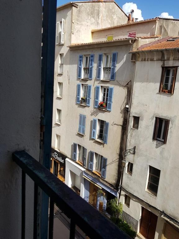 une vue d'un bâtiment depuis un balcon dans l'établissement AJACCIO CENTRE VIEILLE VILLE IMPÉRIALE TT CONFORT TTES COMMODITÉS 3 a 4 PERs CATHÉDRALE A 300M MER PORT MARCHE LOCAL PLAGES, à Ajaccio