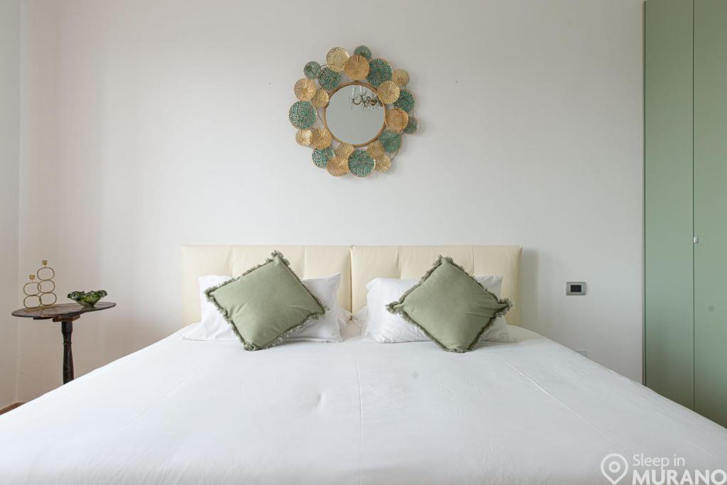 ムラーノにあるThe VIEW Apartment, MURANO islandの白いベッド(枕付)、壁掛け鏡