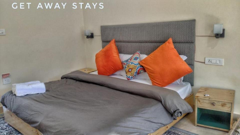 Postel nebo postele na pokoji v ubytování Getaway Stays Manali
