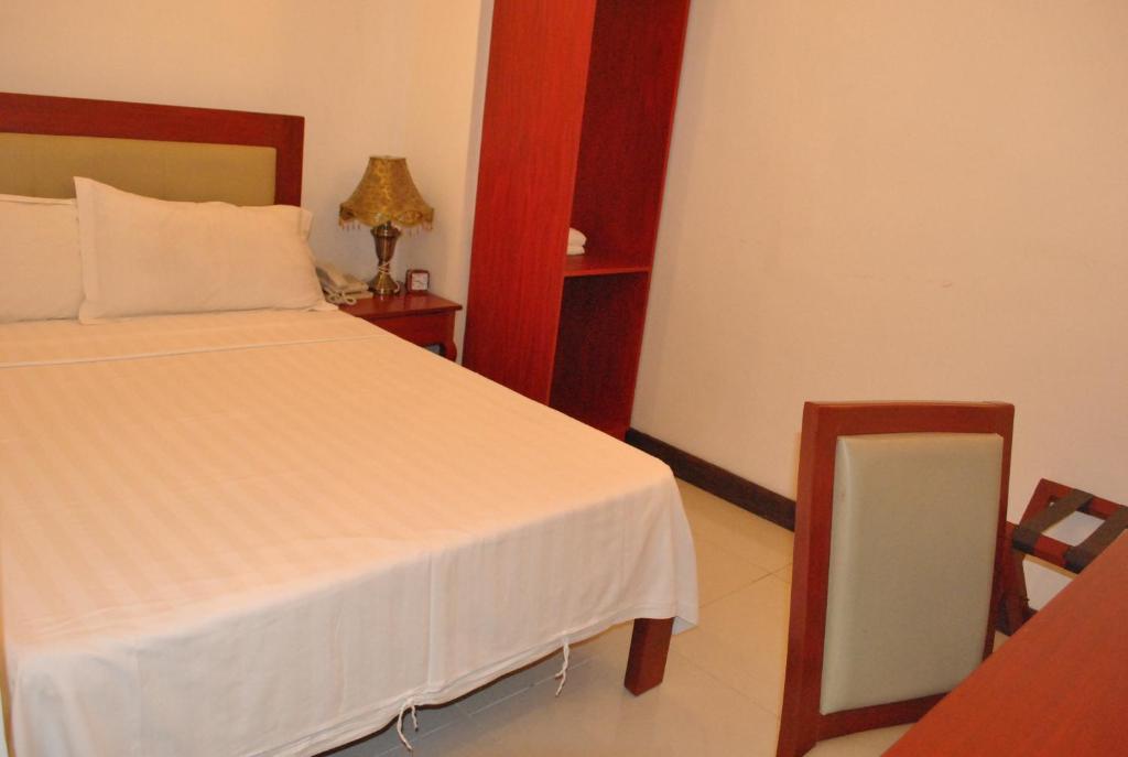 Postel nebo postele na pokoji v ubytování Dragon Home Inn