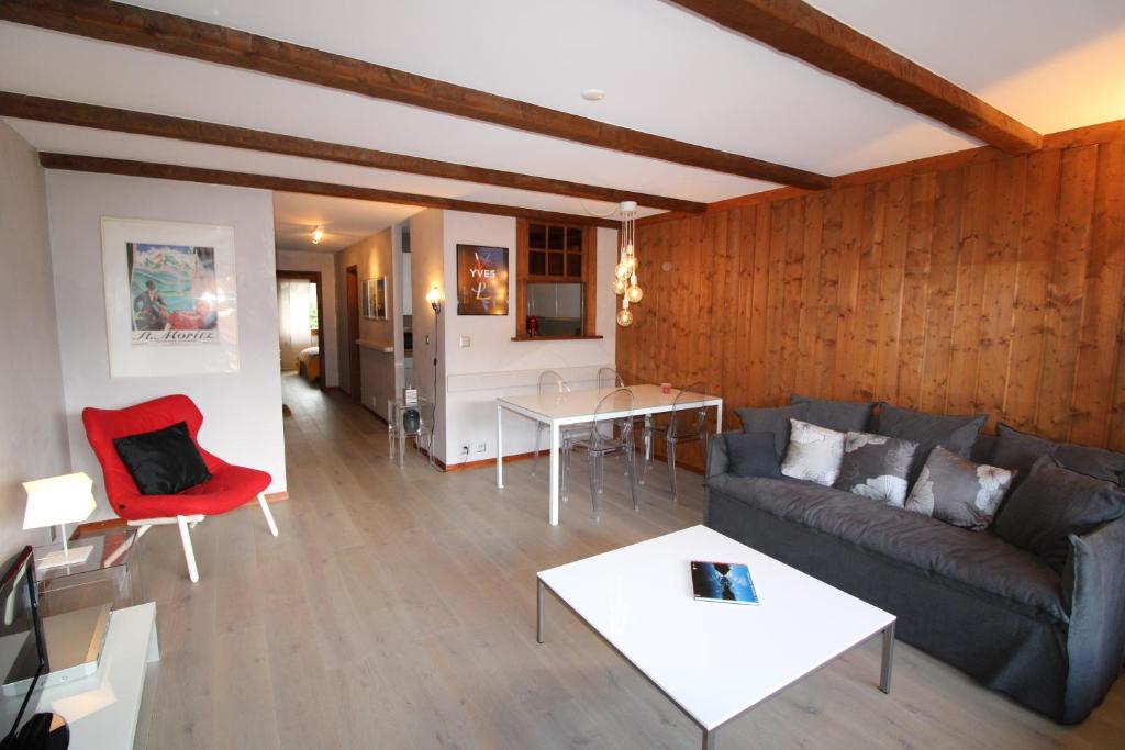 - un salon avec un canapé et une table dans l'établissement Mondzeu C261, à Bagnes