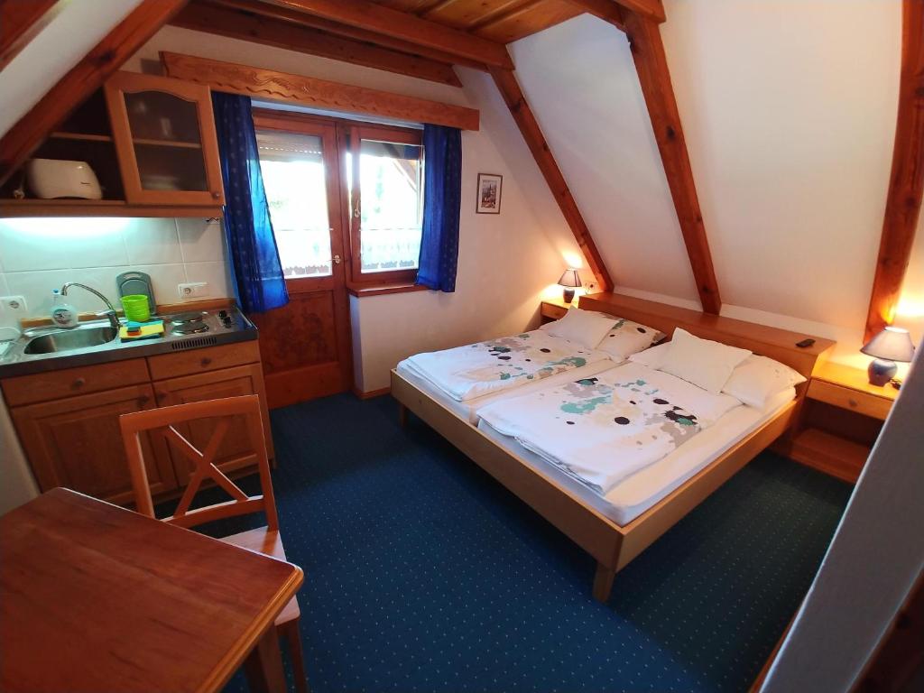 Posteľ alebo postele v izbe v ubytovaní Zöld sziget Apartmanház