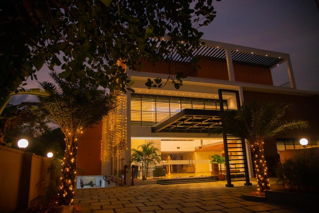 una casa con luces de Navidad delante de ella en Hotel Harisree Kollam, en Kollam