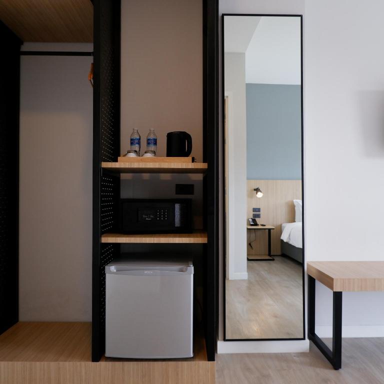 bliQ Hotel Chanthaburiにあるキッチンまたは簡易キッチン