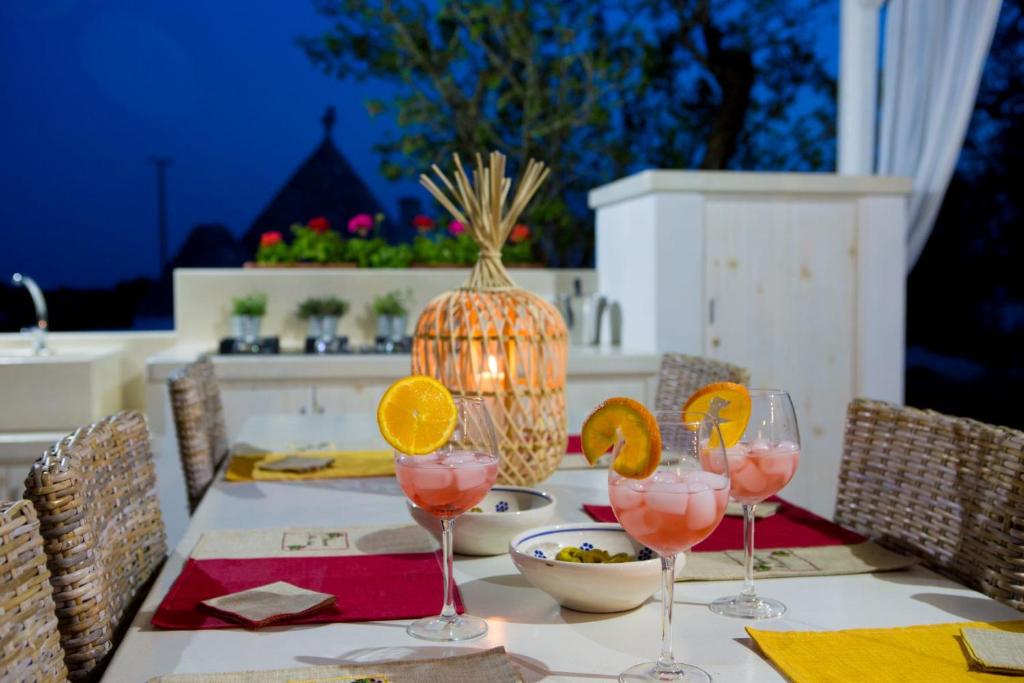 stół z kieliszkami do wina i miską owoców na nim w obiekcie Dimora il Fico D'India w mieście Ostuni