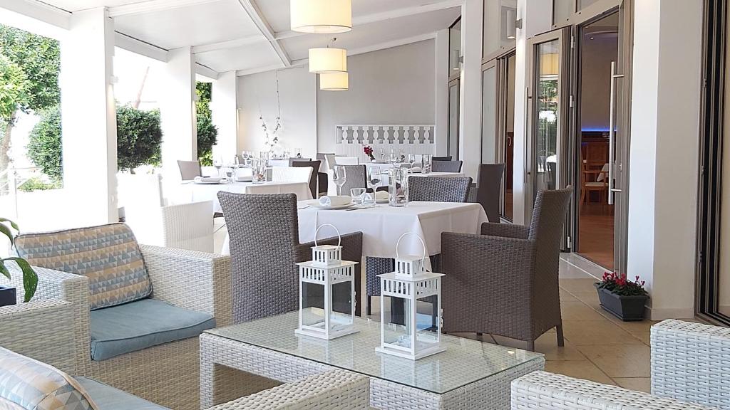 Posezení v ubytování Akrogiali Exclusive Hotel (Adults Only)