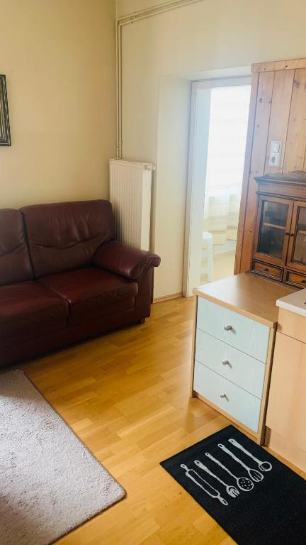 ein Wohnzimmer mit einem Sofa und einem Tisch in der Unterkunft appartamento dario in Bodensdorf