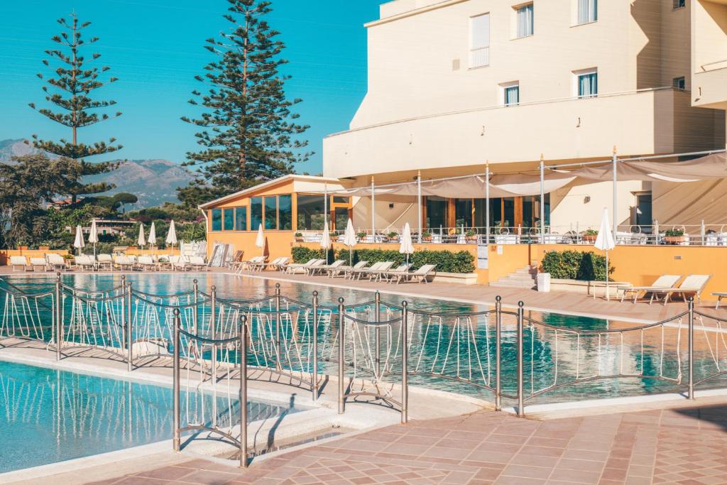 Bazén v ubytování Grand Hotel Vesuvio nebo v jeho okolí