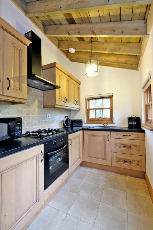 Kuchyň nebo kuchyňský kout v ubytování Entire unique tiny house - Moss Cabin