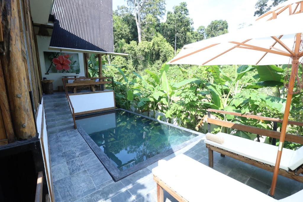 Bazén v ubytování Satya Boutique Resort & Spa nebo v jeho okolí