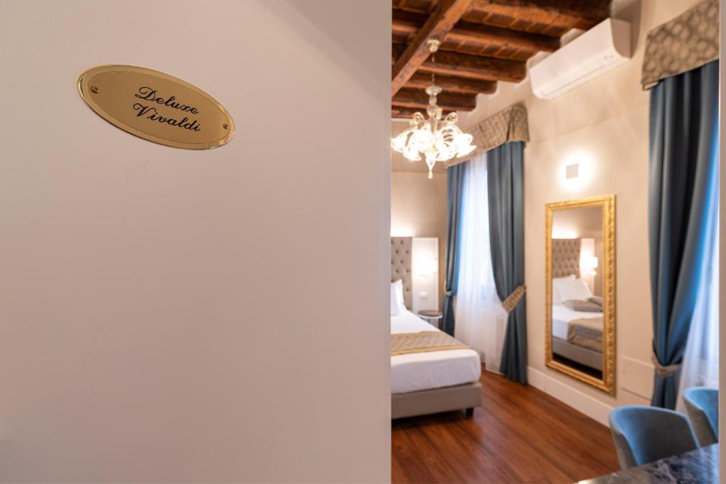 Posteľ alebo postele v izbe v ubytovaní Residenza La Duchessa Deluxe Rooms