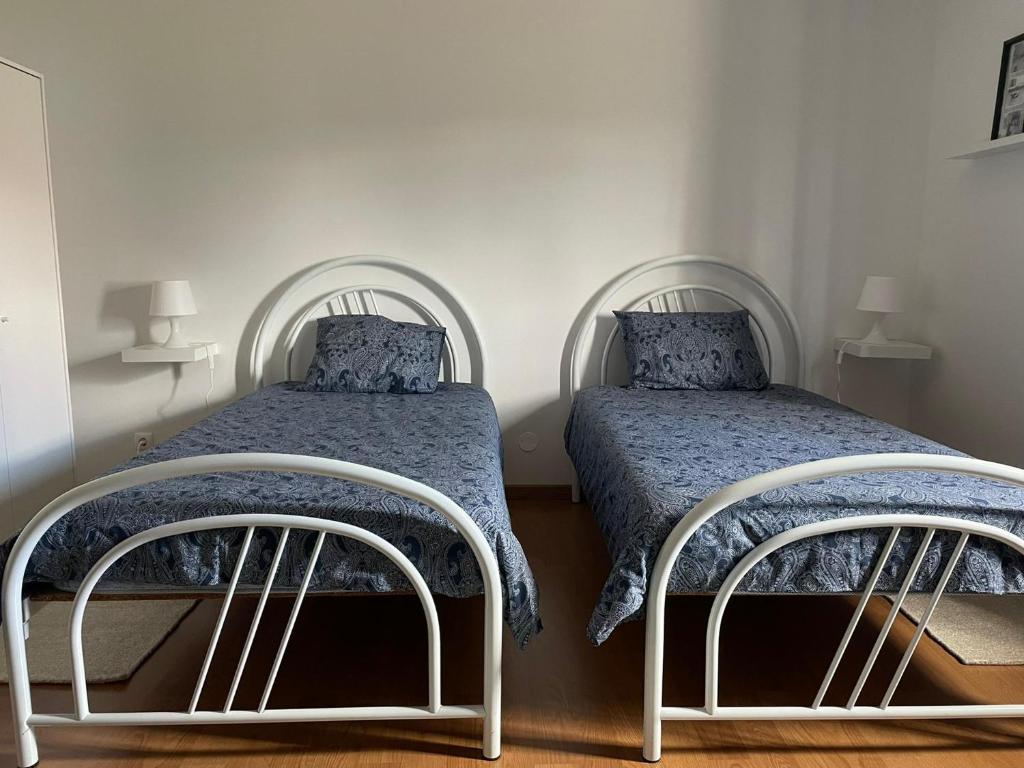two beds sitting next to each other in a bedroom at Monte de Stª Margarida II in Montemor-o-Novo