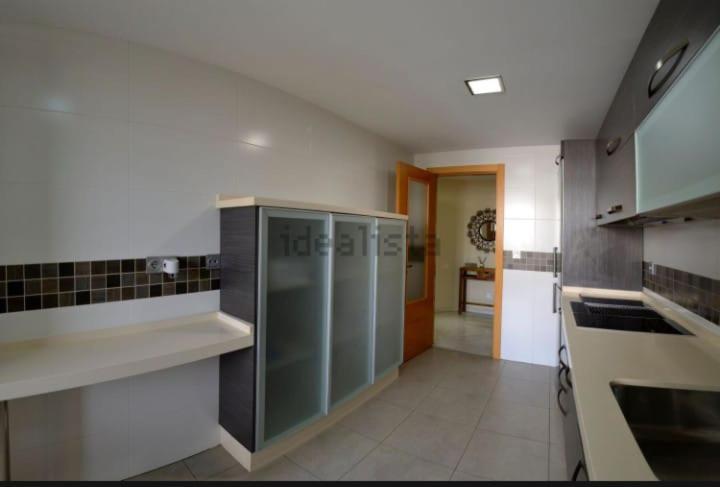 Kuchyňa alebo kuchynka v ubytovaní Magnífico apartamento en El Pto de Sta María, aire acc, piscina, zona niños y padel