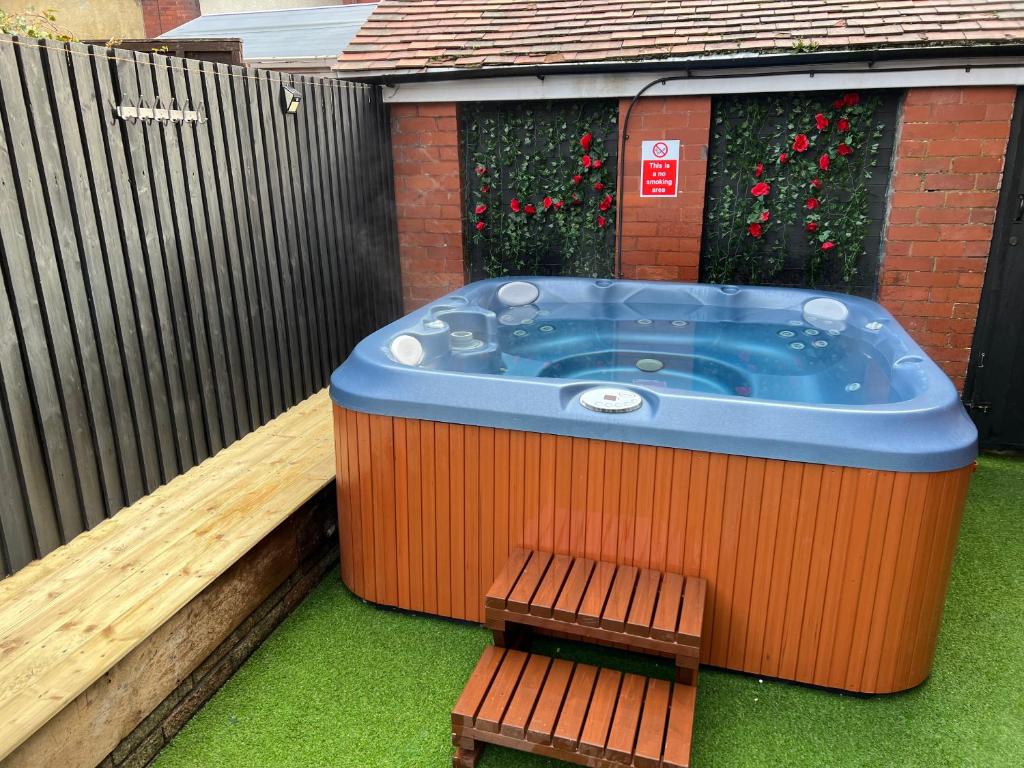een hot tub in de achtertuin met 2 banken bij Friends House, Hot Tub, Sleeps 6 in Blackpool