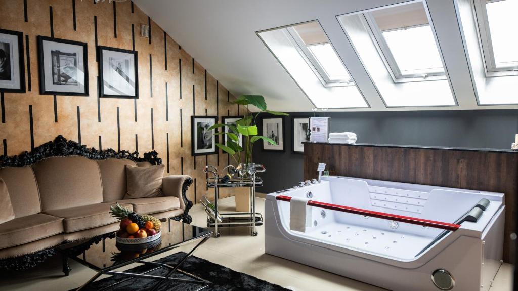 
Deluxe Suite with Spa Bath
