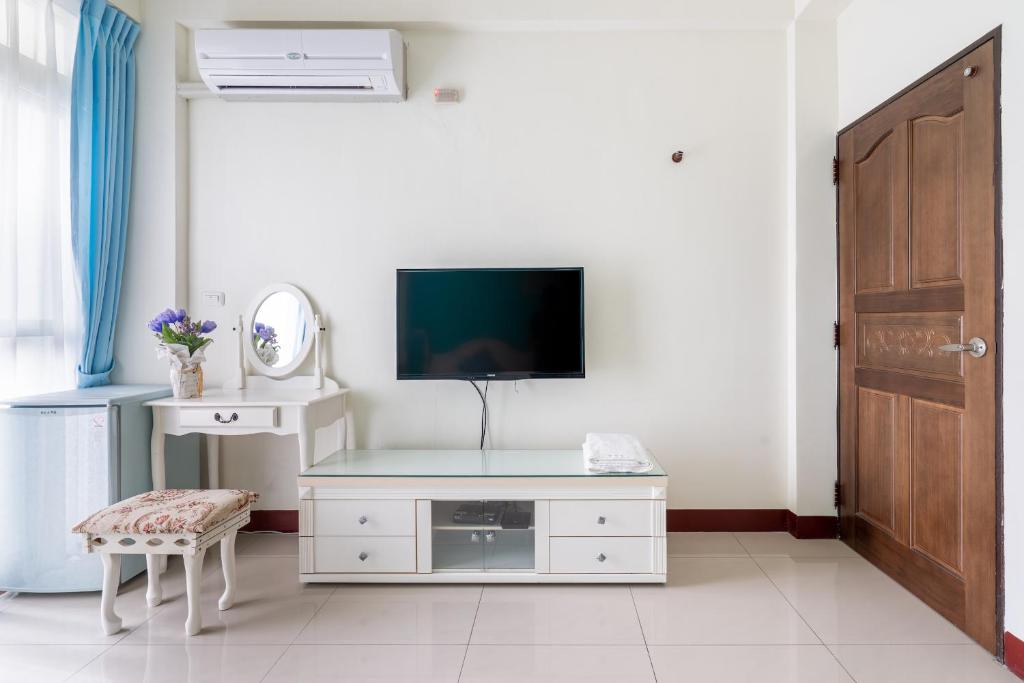 TV a/nebo společenská místnost v ubytování Happy Stay Inn