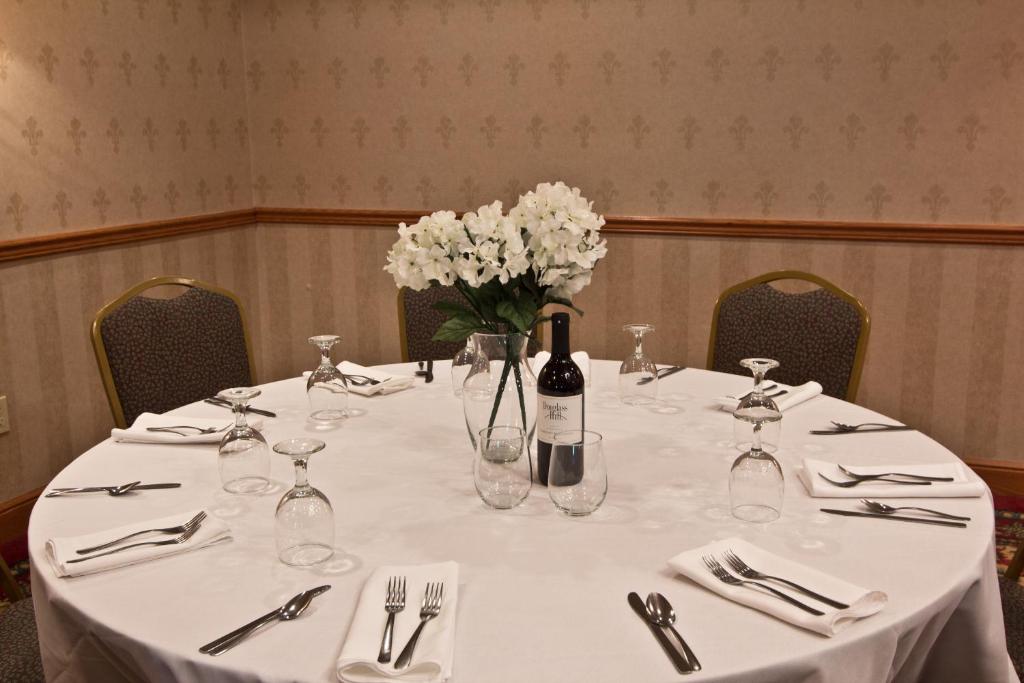Coshocton Village Inn & Suites photo